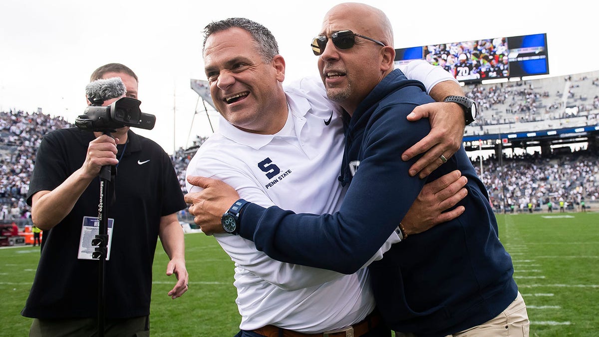 Pat Craft i James Franklin ściskają się