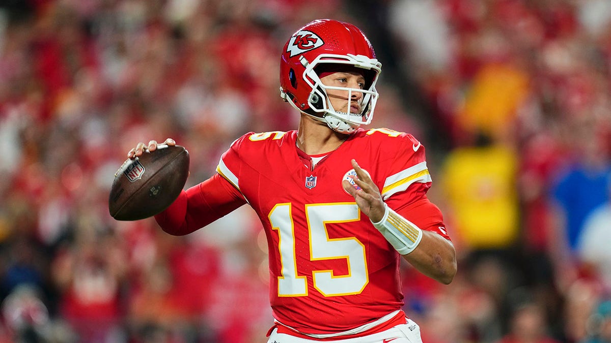 Patrick Mahomes throws pass