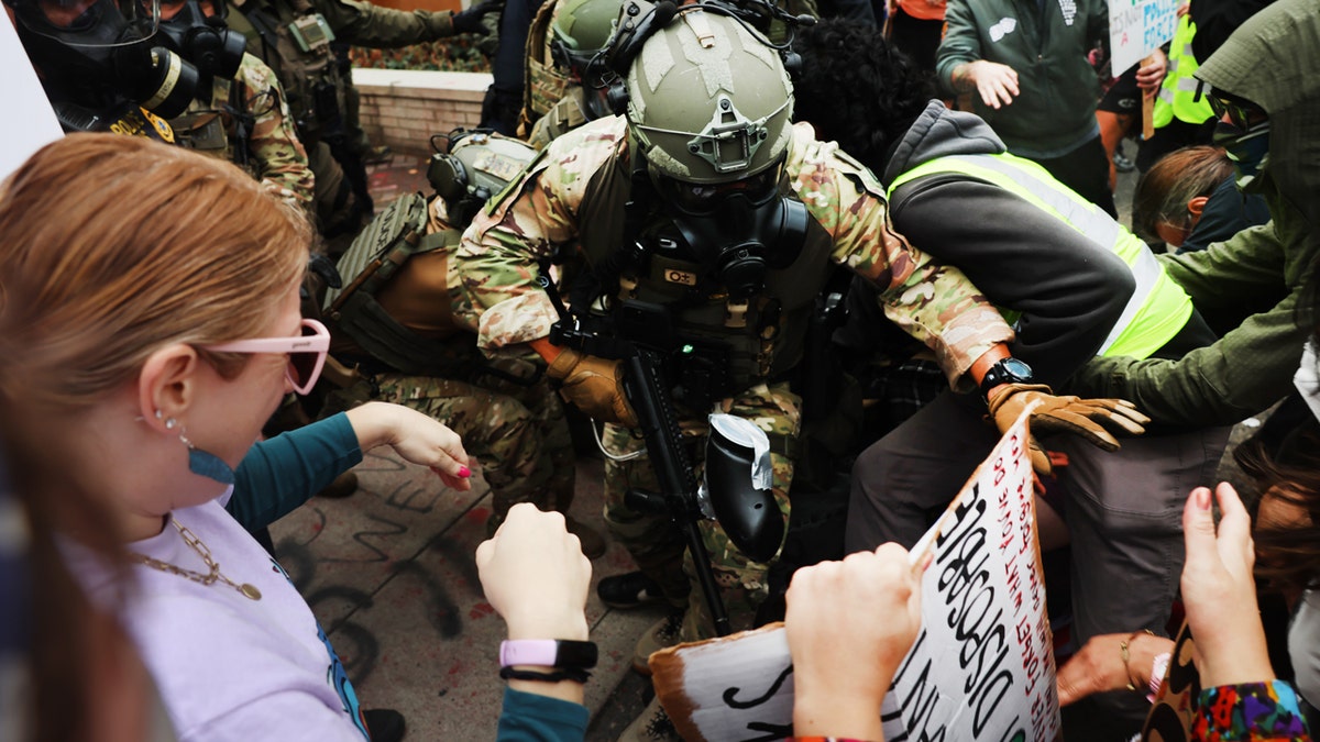 Agentes federais entraram em confronto com manifestantes anti-gelo em Portland.