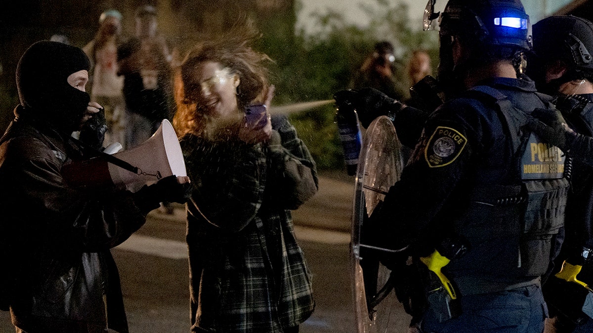 O escritório de campo de gelo de Portland é pulverizado pelos manifestantes da aplicação da lei