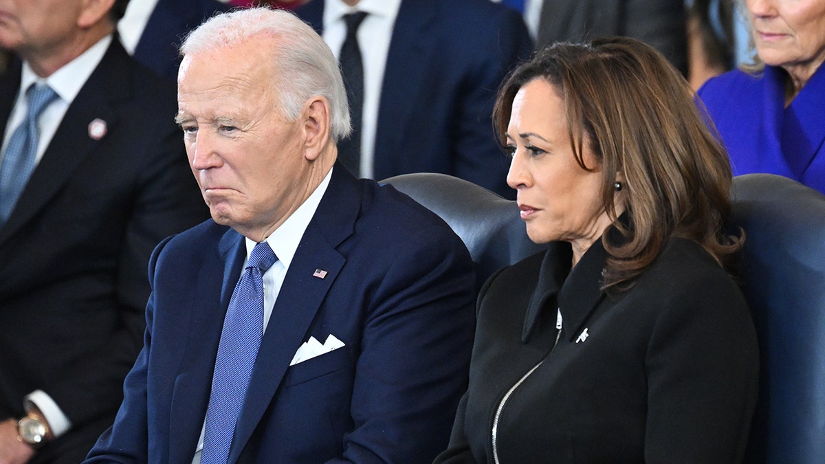 O presidente Joe Biden e a vice-presidente Kamala Harris na posse do presidente Donald Trump em 2025