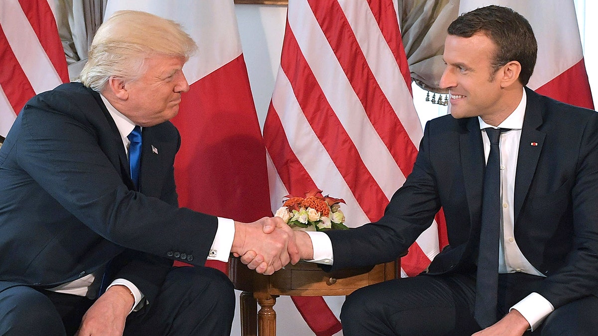 El presidente Donald Trump le da la mano al presidente francés Emmanuel Macron