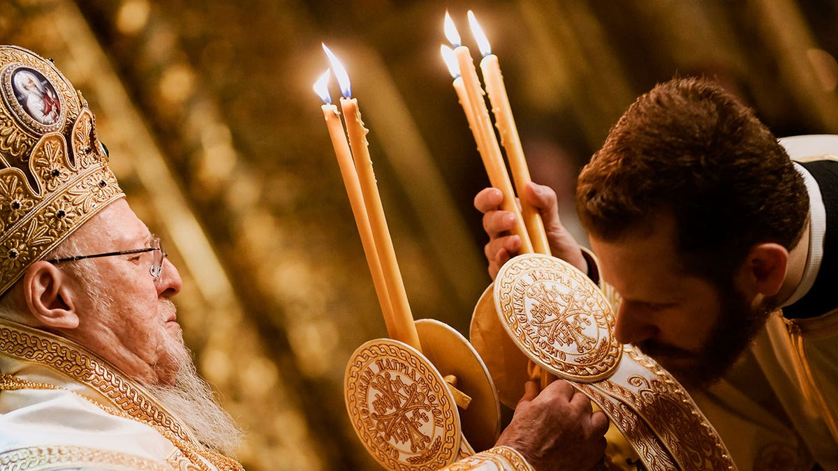 Padres desempenham seus deveres religiosos em Türkiye