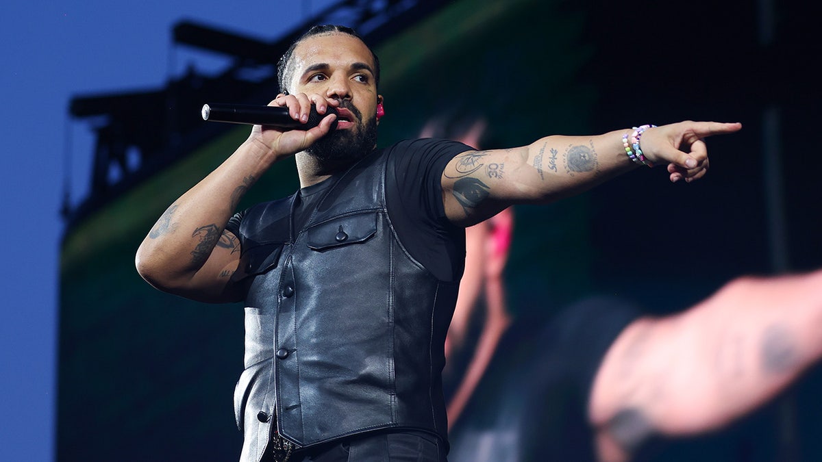 Drake actúa en un festival de música.