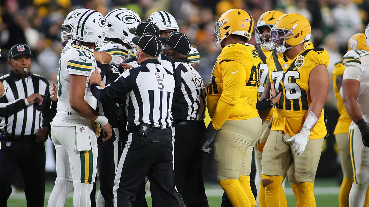 Los árbitros interrumpen la pelea Packers-Steelers