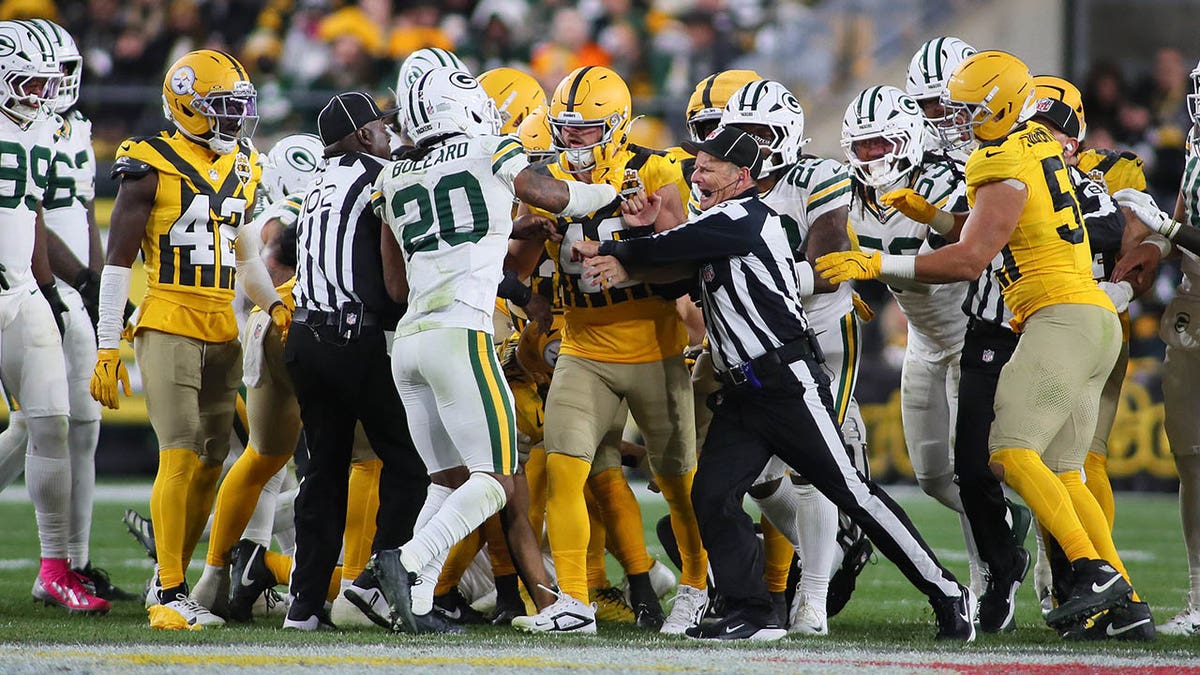Los árbitros interrumpen el choque entre Packers y Steelers