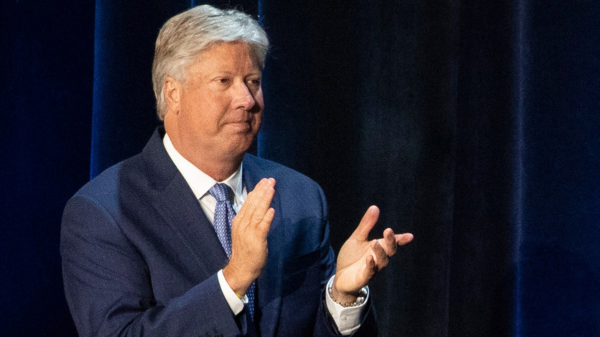 Pastor Texas Robert Morris oklaskuje