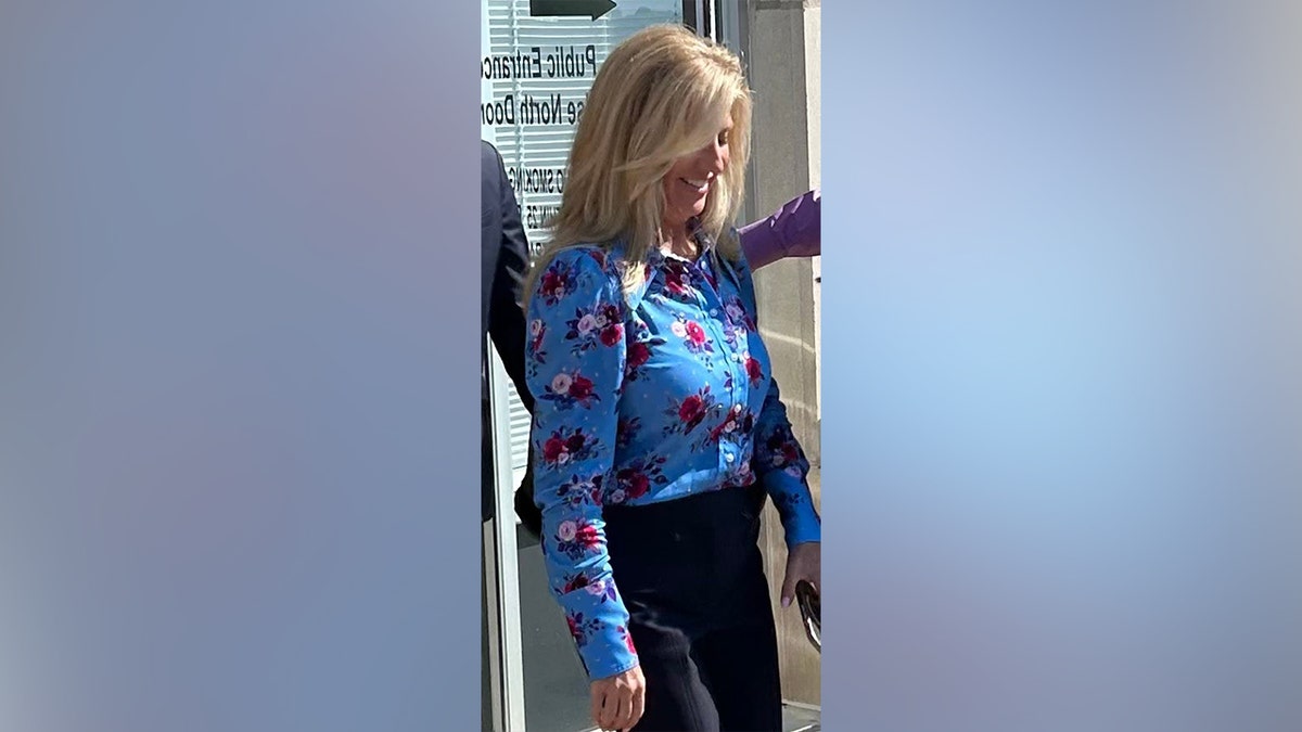 Cindy Clemishire opuszcza gmach sądu w Oklahomie