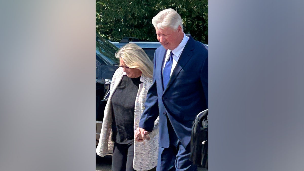 Pastor Texas Robert Morris opuszcza gmach sądu Oklahomy