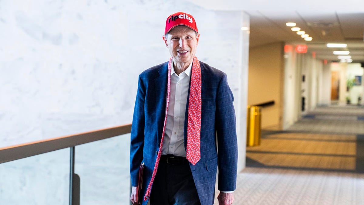 Ron Wyden smiles with Trail Blazers