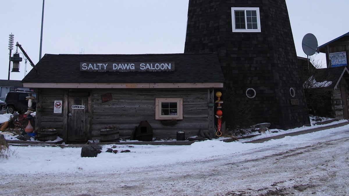 Exterior do Salt Dawg Saloon em Homer, Alasca. Neve foi vista no chão.