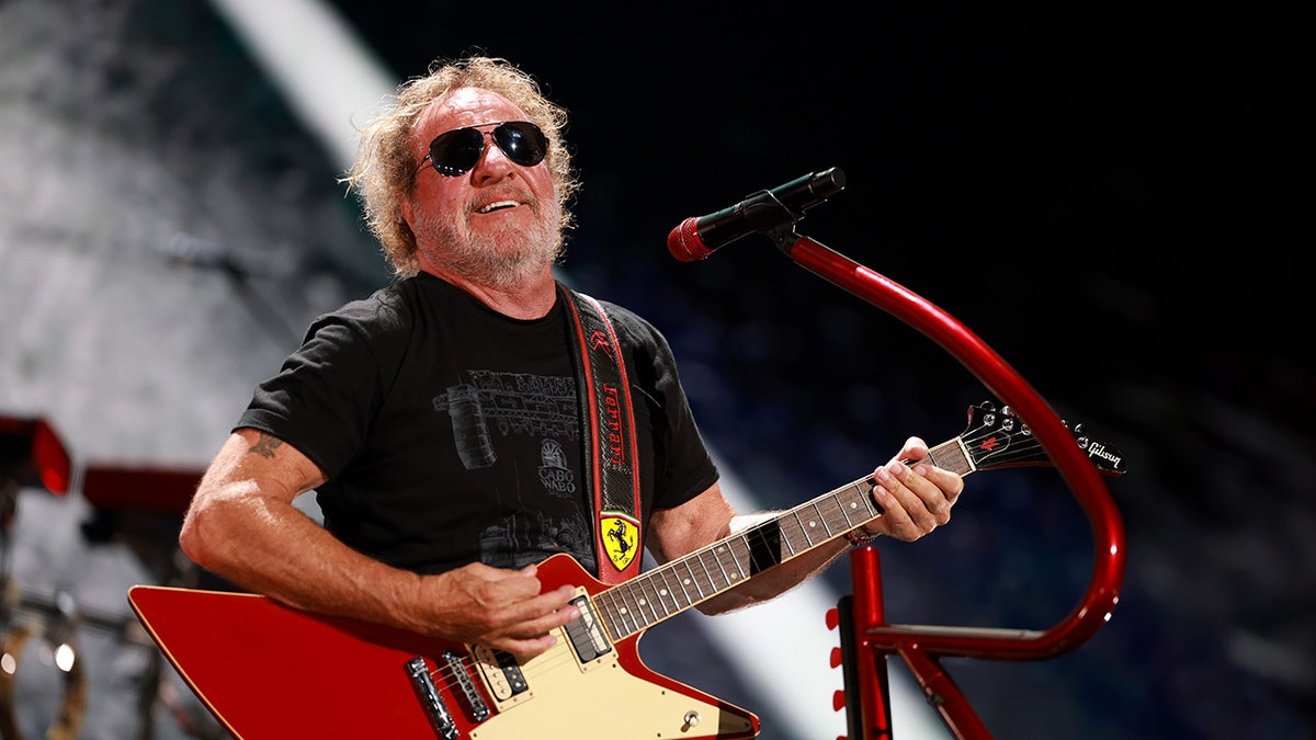 Sammy Hagar 於九月 0225 彈吉他並表演