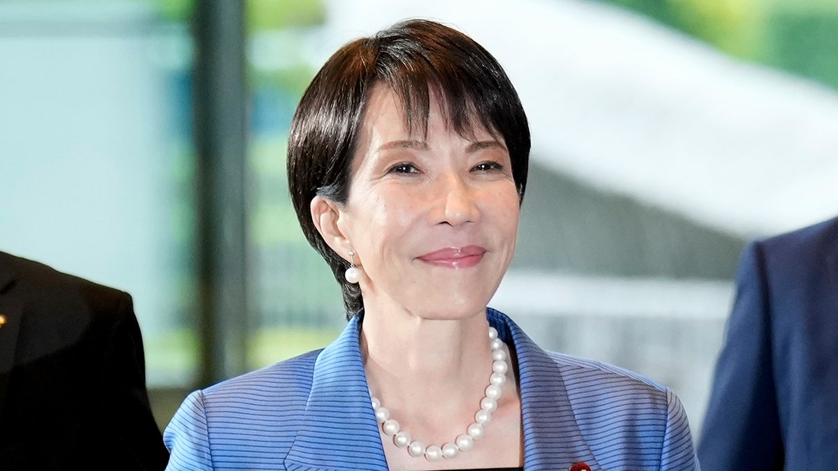 El recién elegido Primer Ministro Sanae Takaichi llega a su oficina en Tokio, Japón.