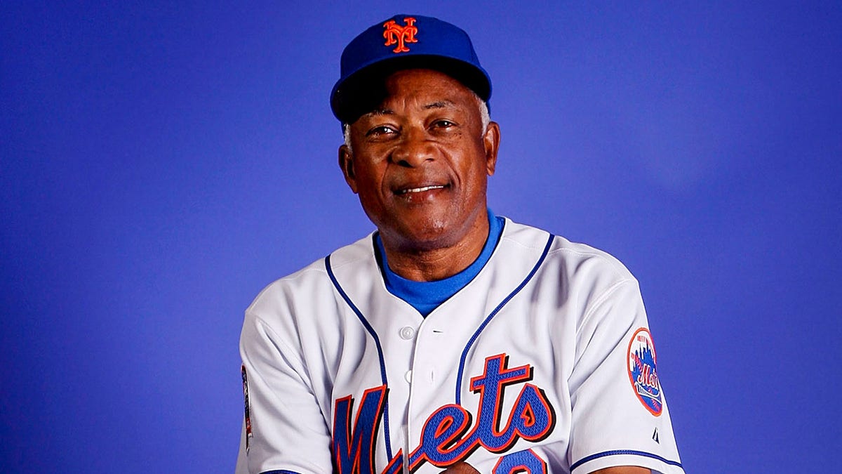 Sandy Alomar uśmiecha się podczas Dnia Mediów SR