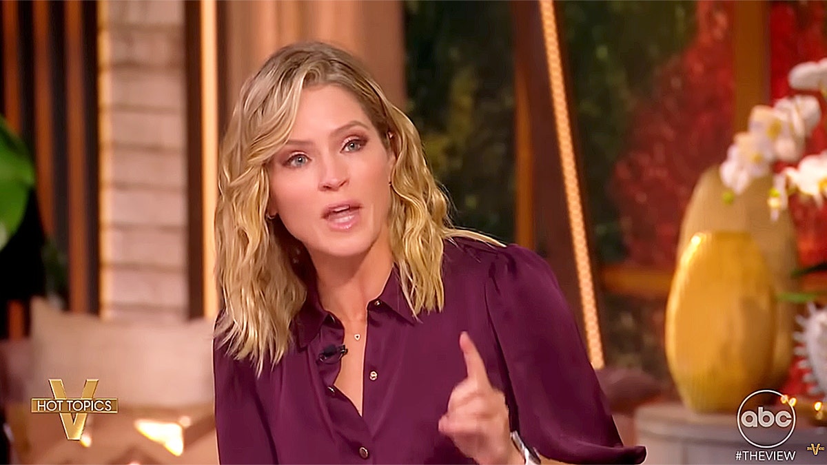 Sara Haines parla durante 'The View'