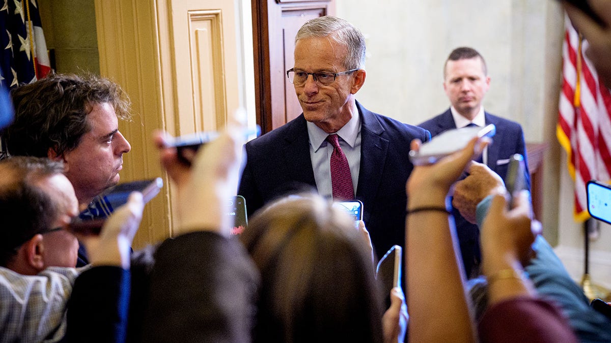 Lider większości Senatu, John Thune, przemawia poza swoim biurem.
