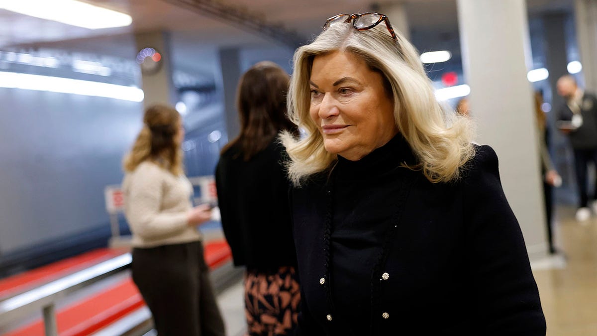 Sen Cynthia Lummis, RY., Andando no metrô do Senado.