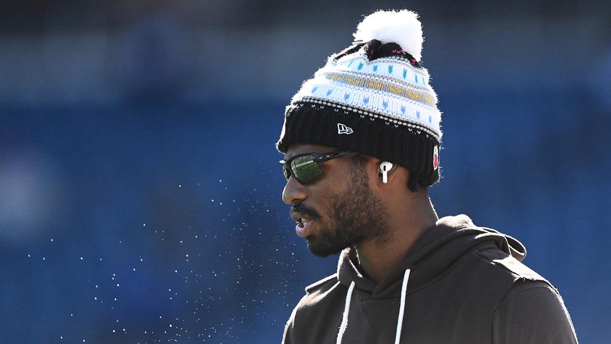 ক্লিভল্যান্ড রেডিও ঘোষক মরিয়া হয়ে ব্রাউনসকে শেডুর স্যান্ডার্স শুরু করার জন্য অনুরোধ করেছেন: ‘শুধু তাকে সেখানে রেখে দিন’