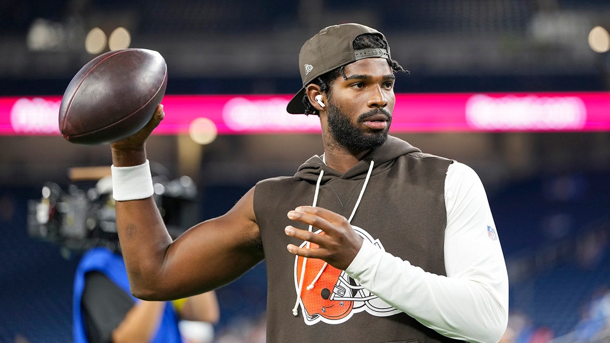 Shedeur Sanders warms up