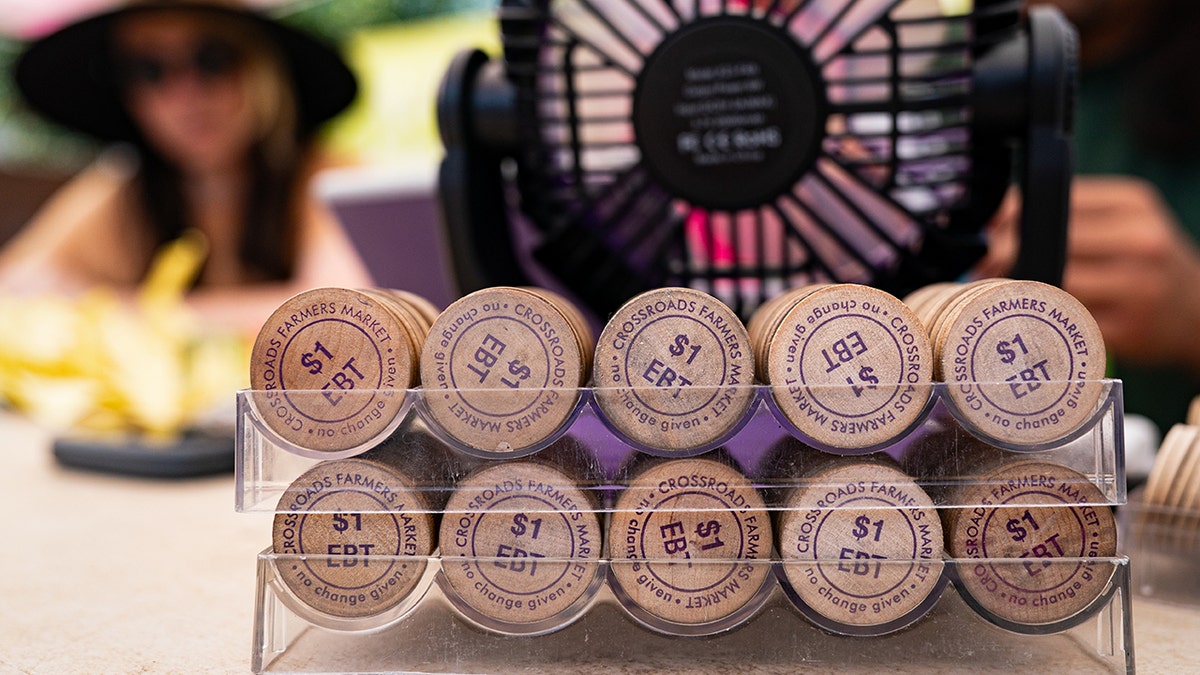 Fichas de Transferencia Electrónica de Beneficios (EBT) en exhibición.