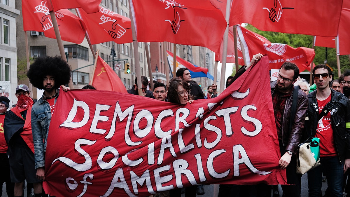 Miembros de los Socialistas Democráticos de América se manifiestan en la ciudad de Nueva York