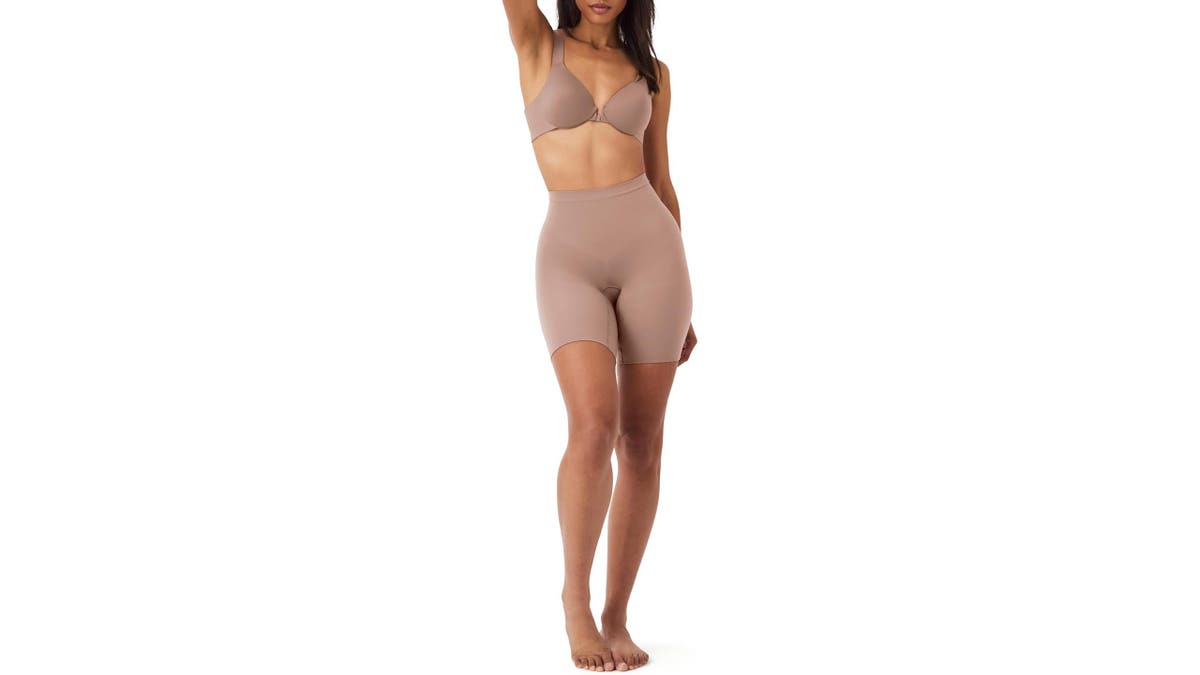 This mid-thigh short offers firm, everyday shaping.