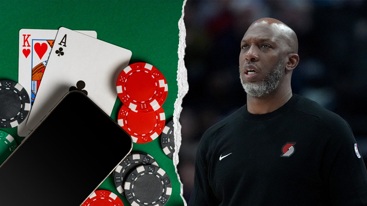 Pisahkan gambar meja dengan kartu, chip, dan Chauncey Billup