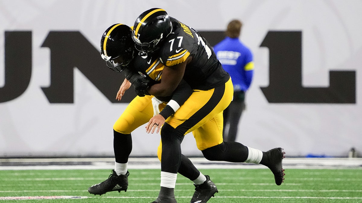 Broderick Jones tackles Aaron Rodgers