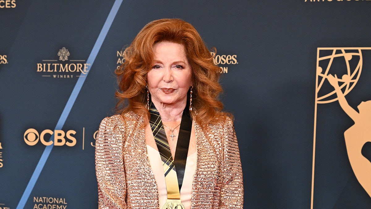 去年，蘇珊娜·羅傑斯 (Suzanne Rogers) 身穿襯衫出席日間艾美獎頒獎典禮