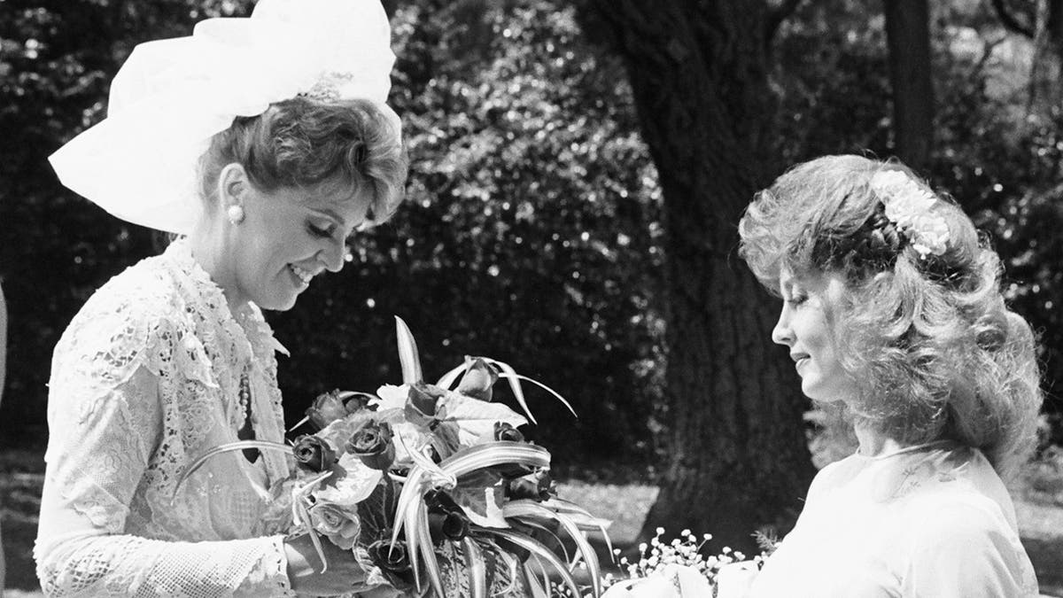 1981 年，蘇珊娜·羅傑斯 (Suzanne Rogers) 在《我們的日子》中的一個場景