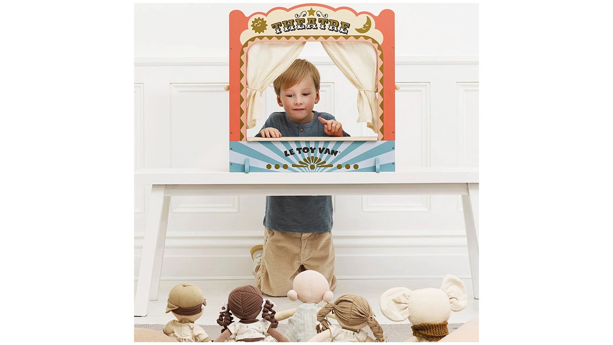 Encourage their imaginations with this tabletop puppet theater. 