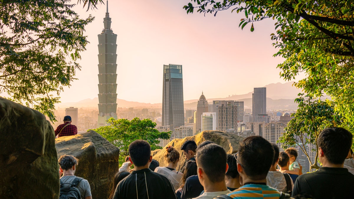 tourists taking photos at elephant mountain taiwan