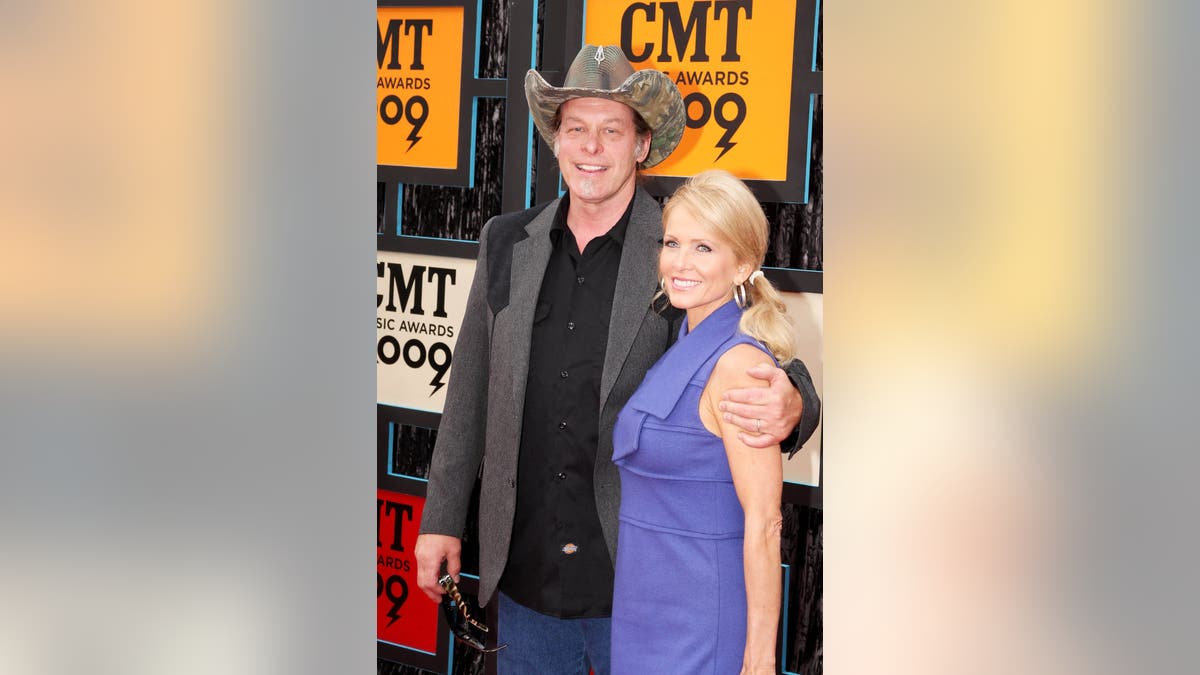 特德·紐金特和他的妻子謝曼,攝於 2009 年。