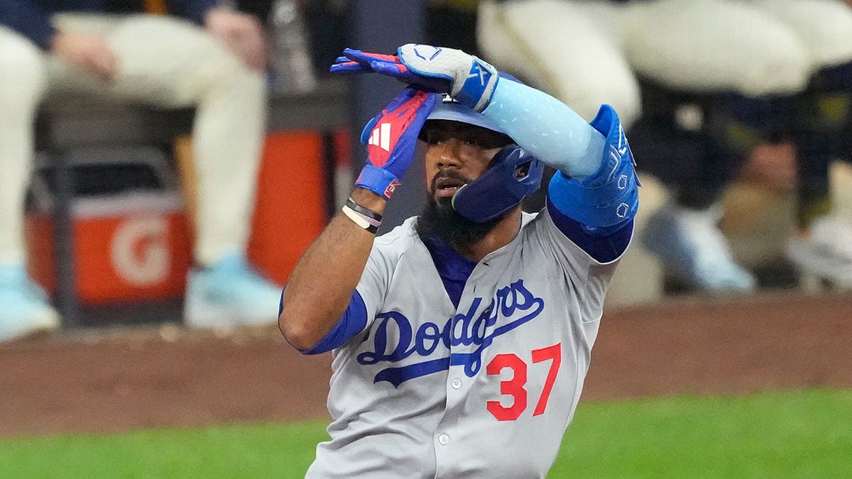 Dodgers' Teoscar Hernandez switches hotels due to haunting rumors