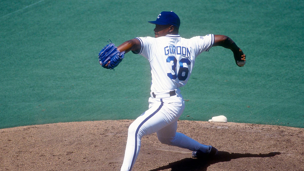 Tom Gordon throws pitch