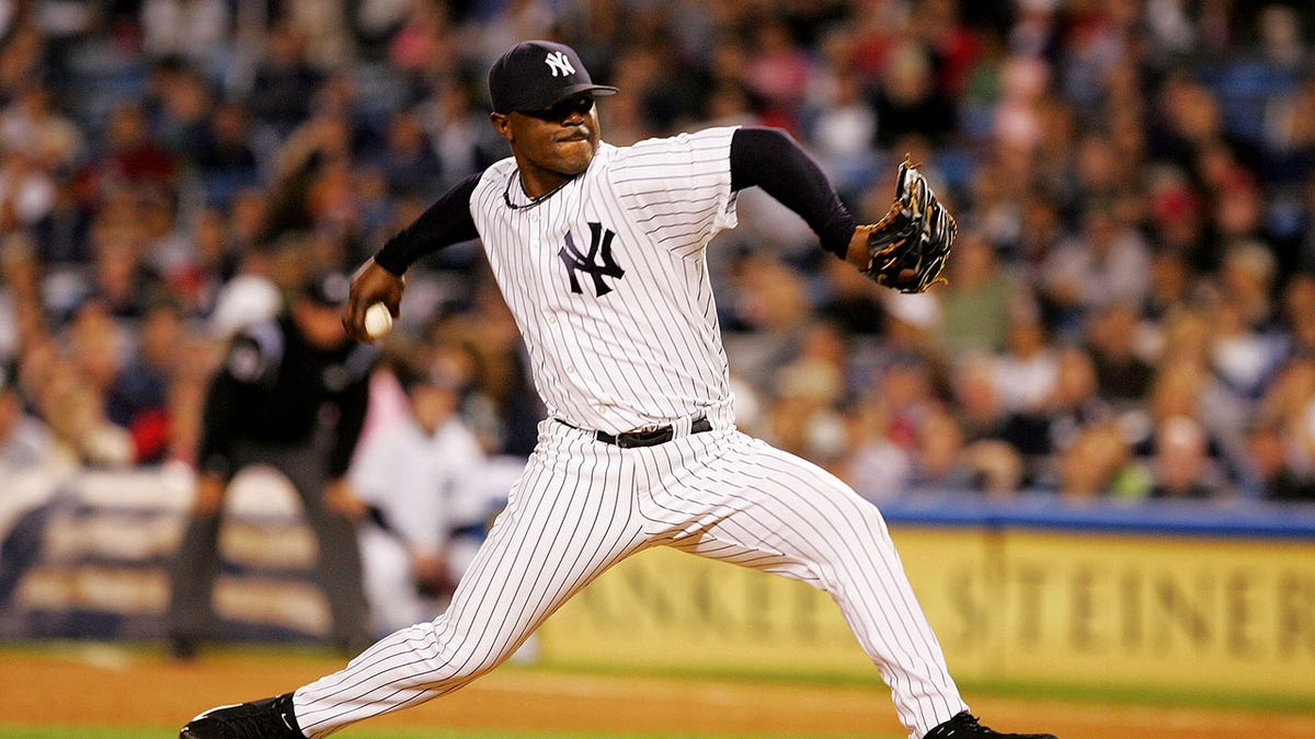 Tom Gordon throws pitch
