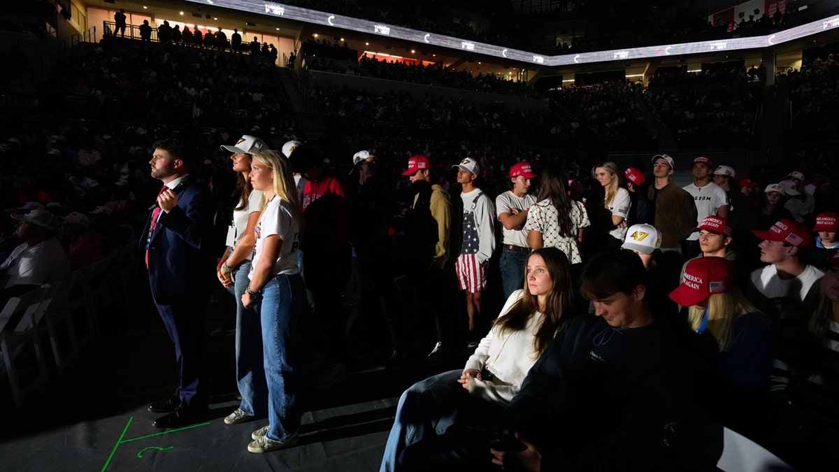 在 Ole Miss TPUSA 活動期間,學生們排隊向副校長 JD Vance 提問。