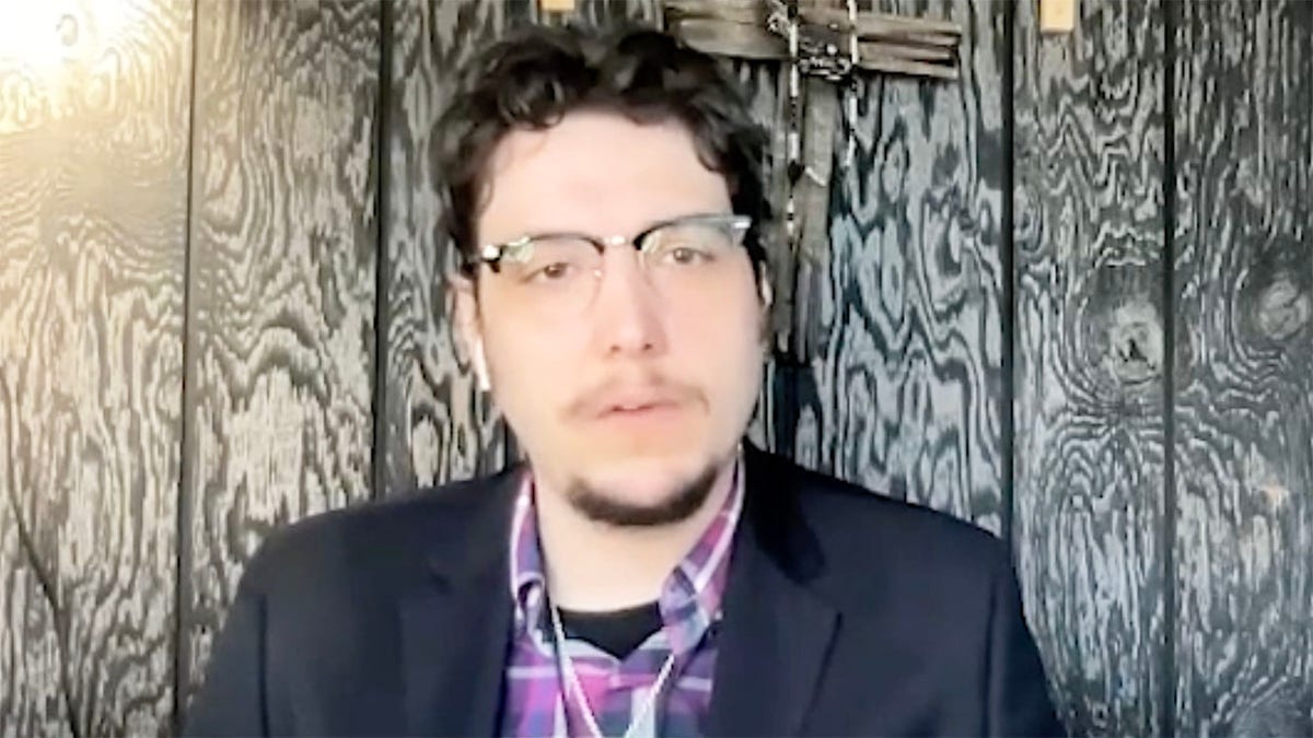 Trevor Tomesh przemawia przez Zoom