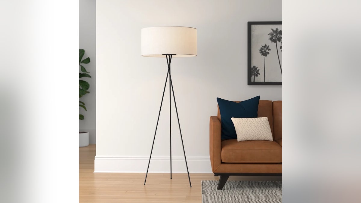 Esta luminária de chão com tripé adiciona polimento instantâneo a qualquer ambiente.