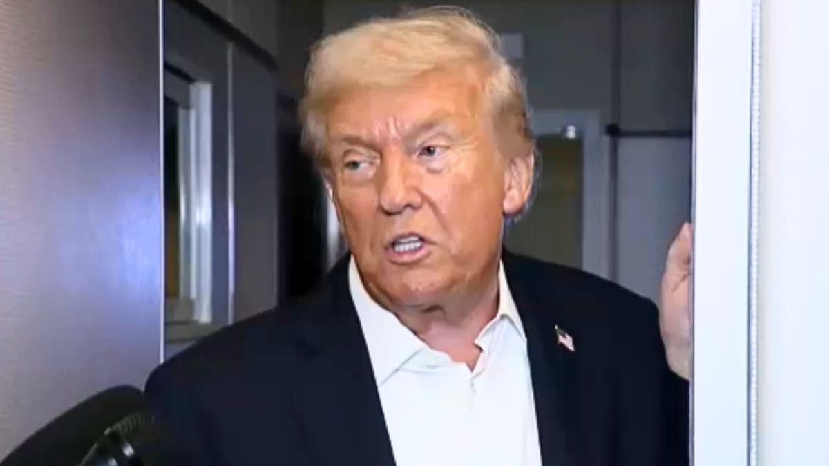 Donald Trump hablando con periodistas a bordo del Air Force One después de visitar Egipto.