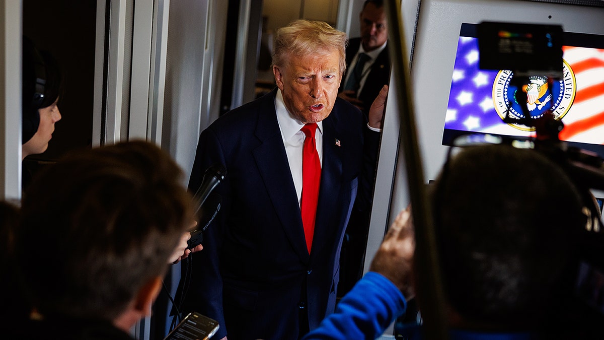 El presidente Trump habla con miembros de la prensa en el Air Force One