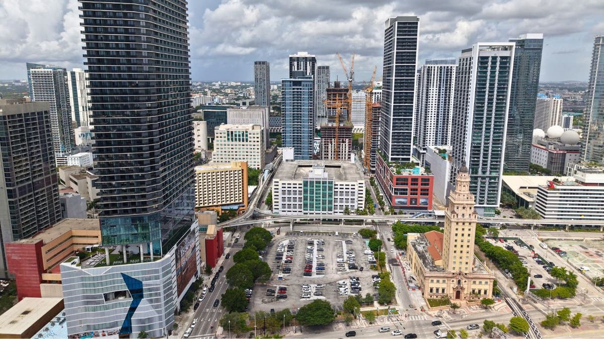 Vista del horizonte de Miami del sitio para la Biblioteca Presidencial de Trump junto a Freedom Tower