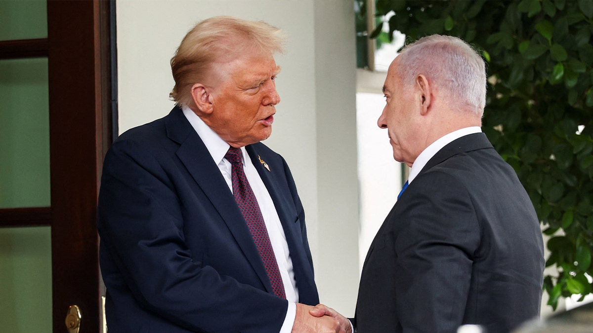 Trump i Netanjahu podają sobie ręce