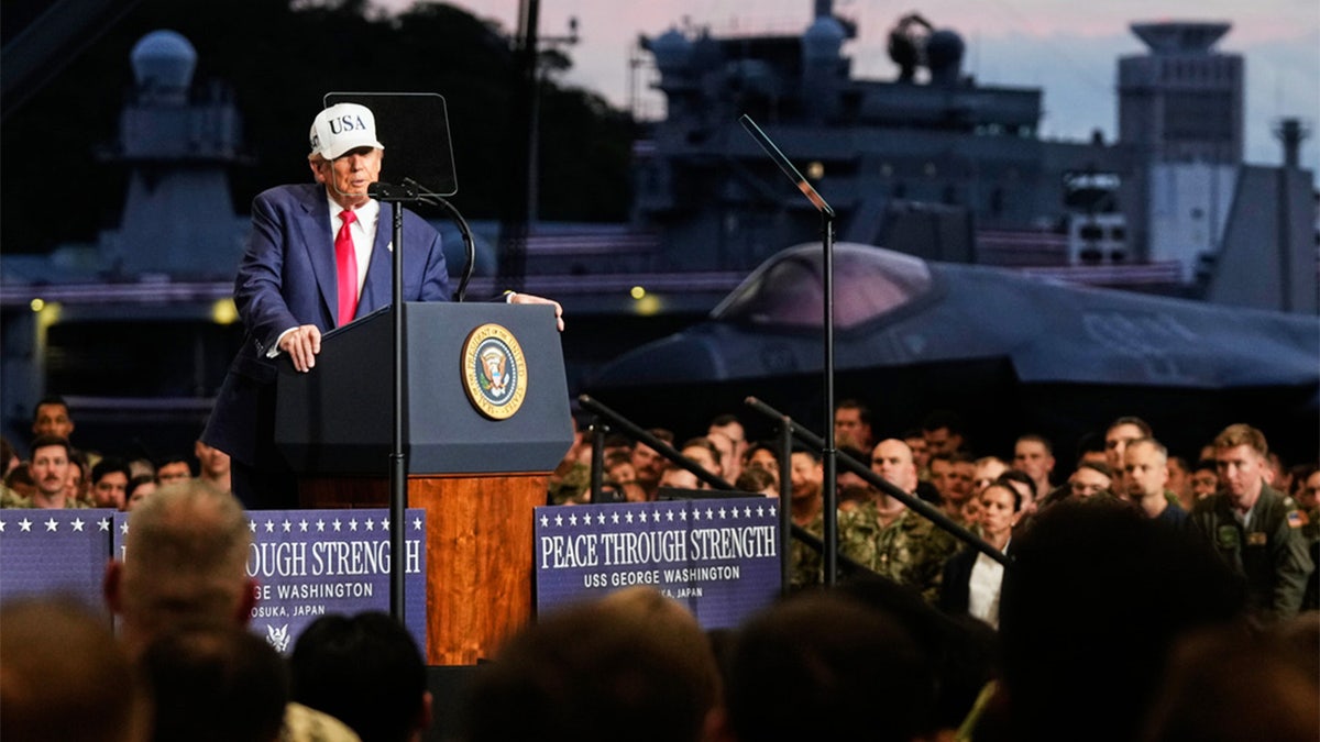 Trump se dirige a las tropas a bordo del USS George Washington
