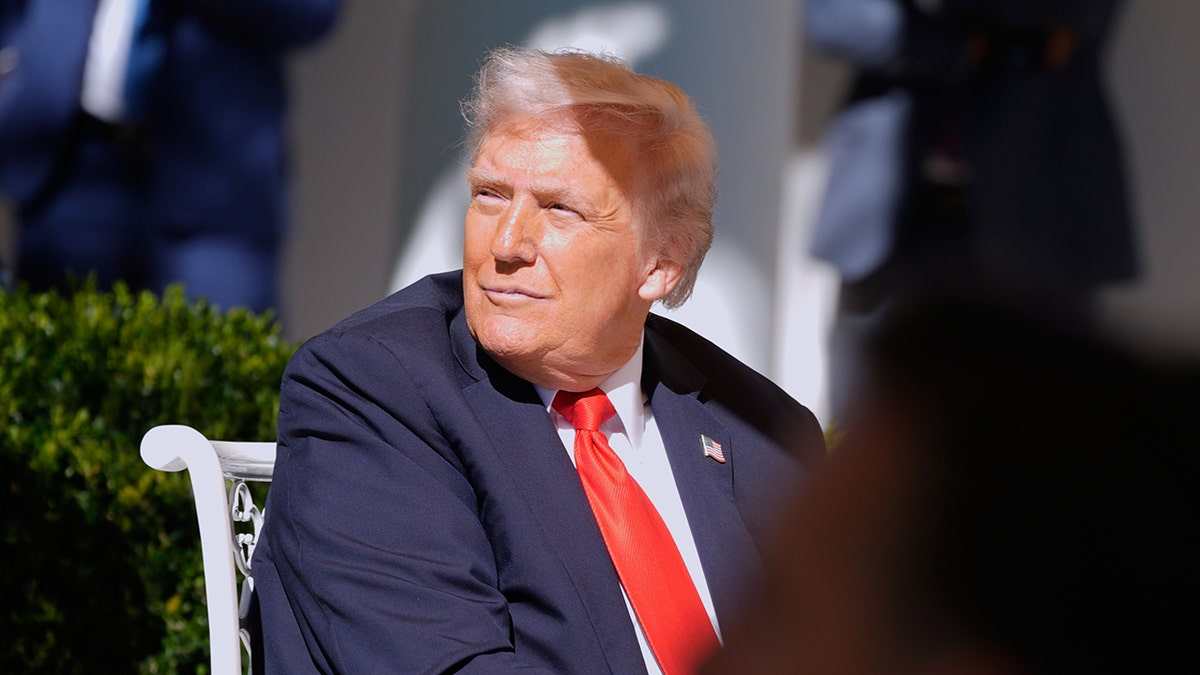 El presidente Donald Trump escucha el discurso del líder de la mayoría del Senado, John Thune, RS.D.