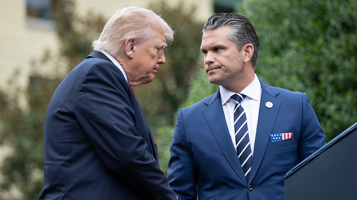 Trump ściska dłoń Hegsethowi