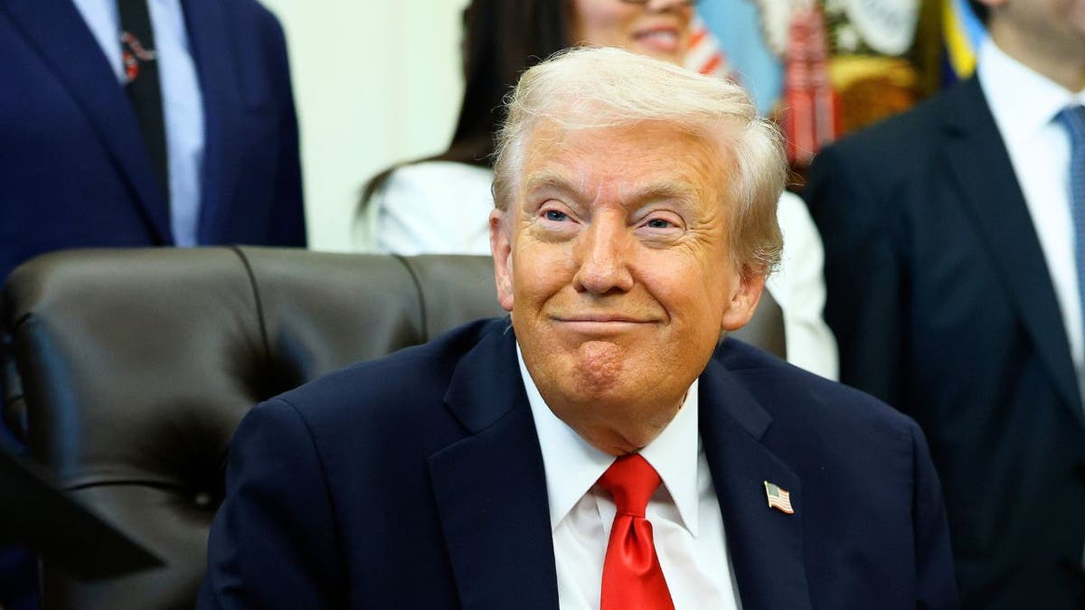 O presidente Donald Trump escuta durante uma reunião no Salão Oval