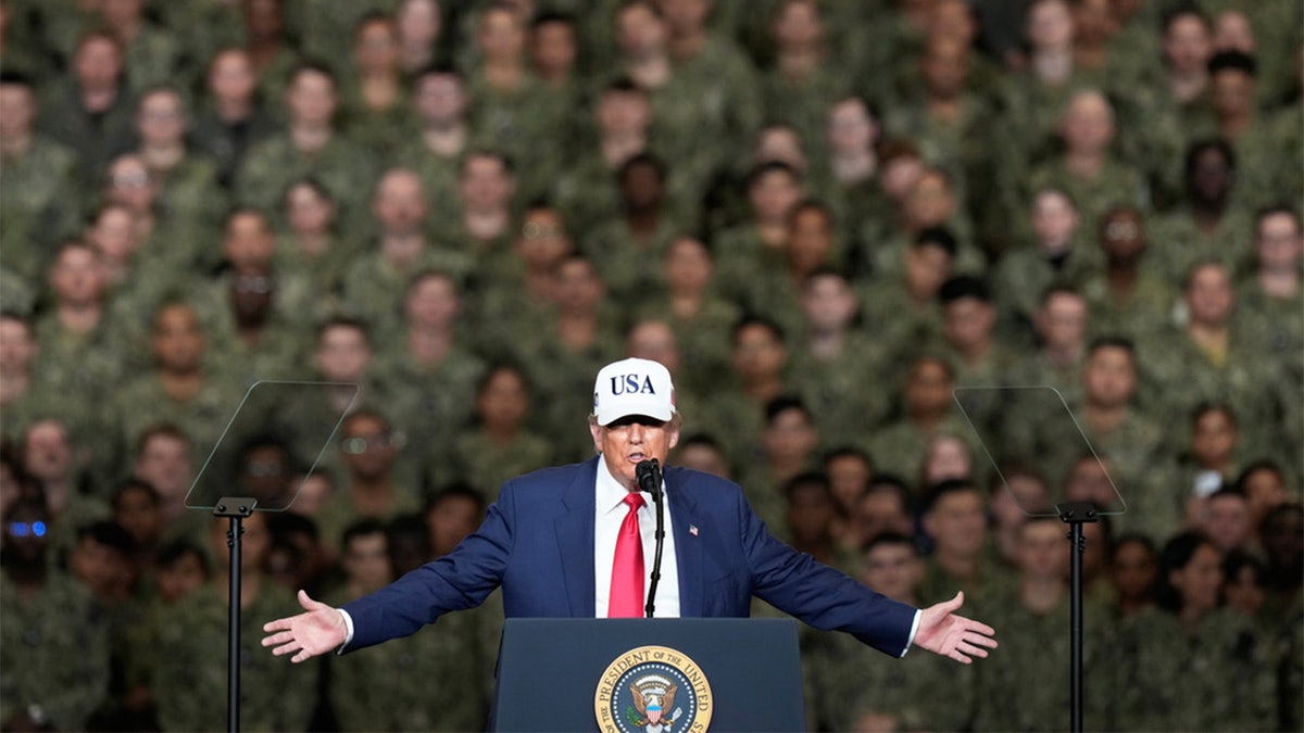 Trump se dirige a las tropas a bordo del USS George Washington