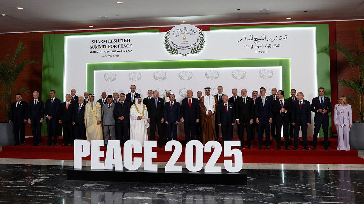 Los líderes mundiales, incluidos el presidente estadounidense Donald Trump y el presidente egipcio Abdel Fattah al-Sisi, posan para una fotografía familiar en la cumbre de líderes mundiales sobre el fin de la guerra de Gaza.