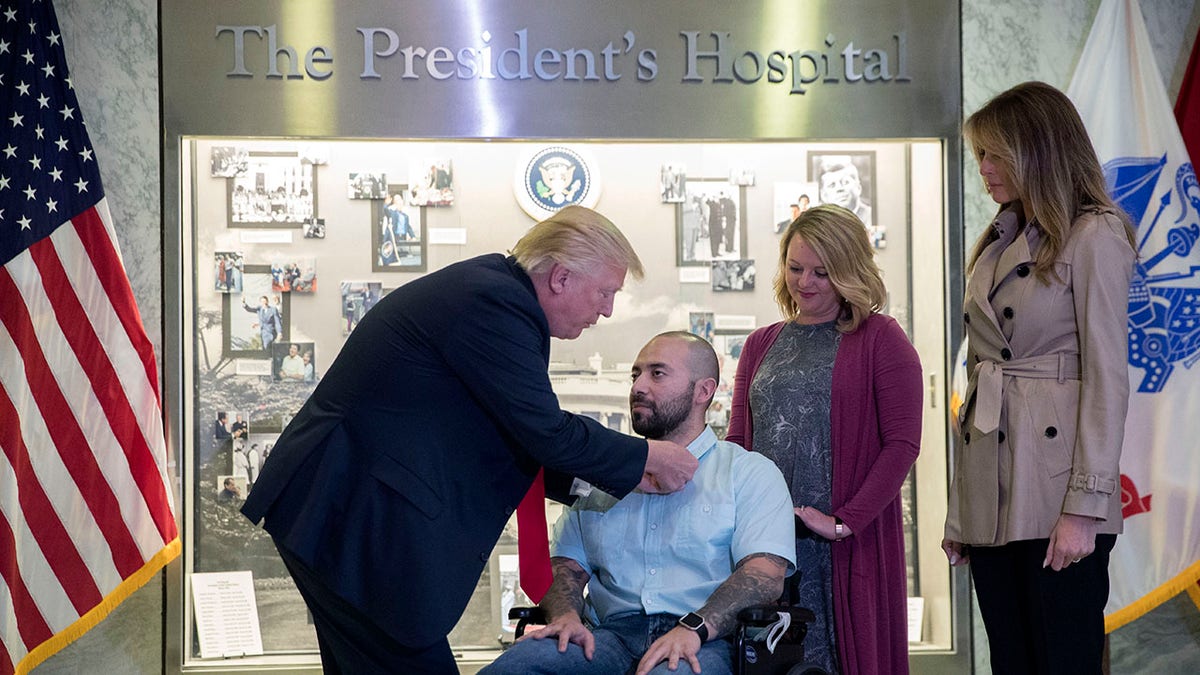 O presidente Trump Walter Reed está dando um sargento a um coração roxo